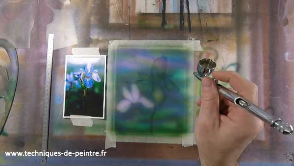 http://www.techniques-de-peintre.fr/wp-content/uploads/2016/06/03-peindre-arriere-plan-iris-aerographe-techniques-de-peintre.jpg